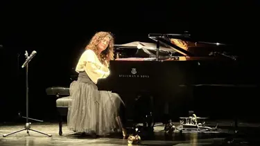 Anjelika Akbar yeni albümünün gala konserini verdi