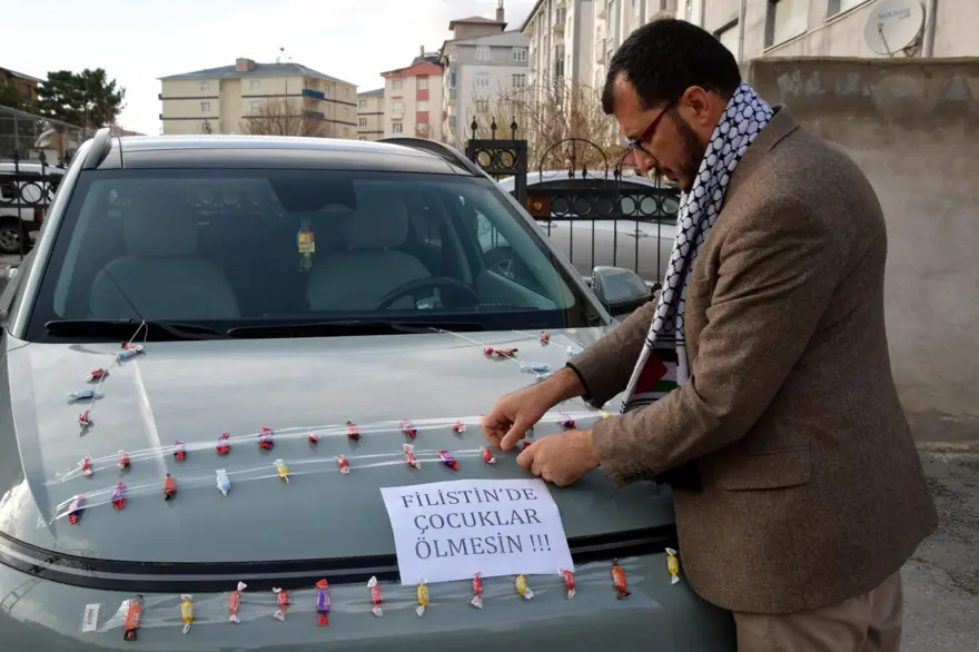Aracını bayram şekeriyle süsledi, mahalle mahalle gezerek çocuklara ikram etti 