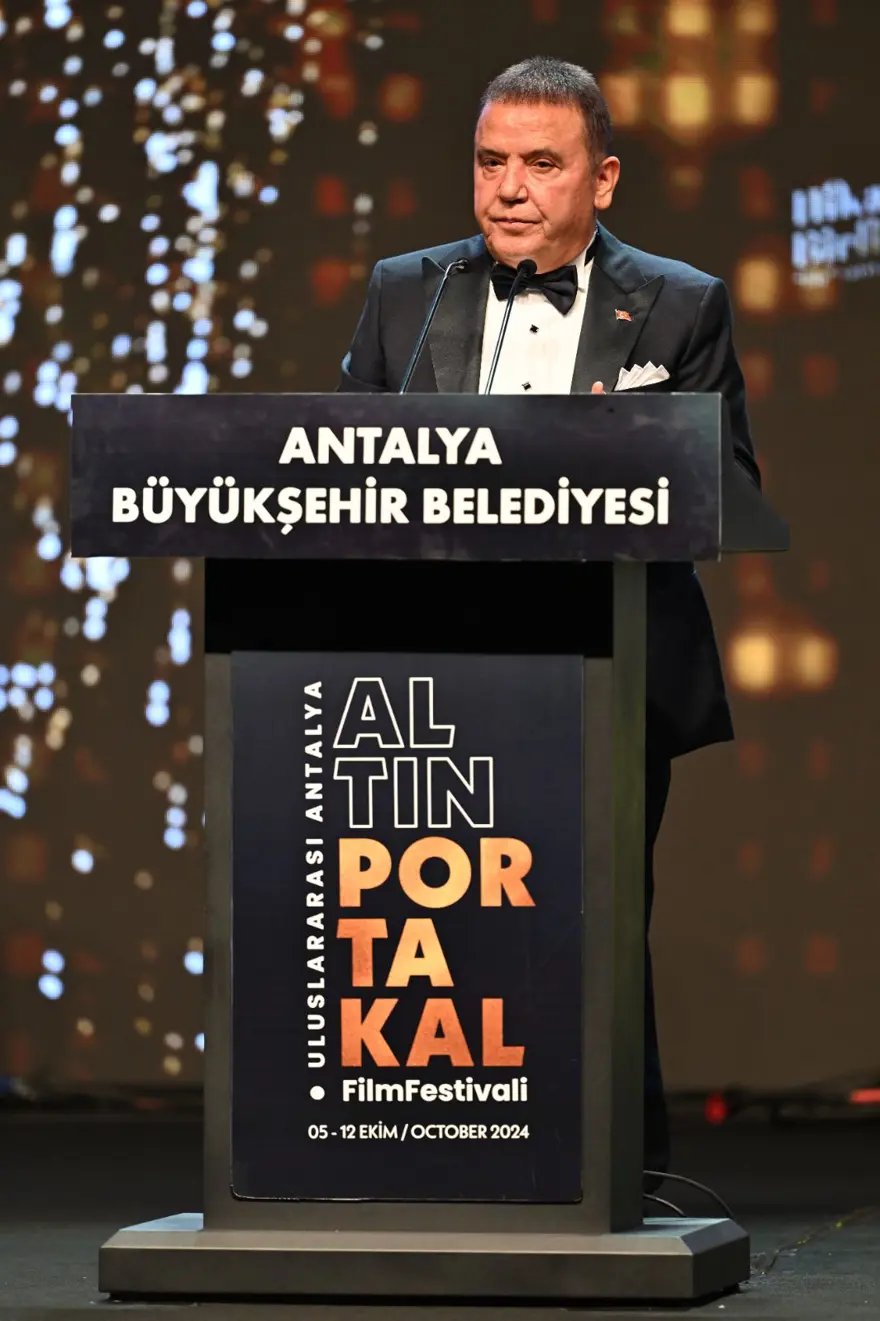 Altın Portakal görkemli bir törenle başladı: Onur Ödülü ve Başarı Ödülü sahiplerini buldu 9 Altın Portakal görkemli bir törenle başladı: Onur Ödülü ve Başarı Ödülü sahiplerini buldu 9