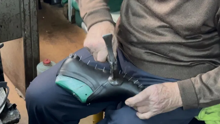 73 yaşında, 61 yıldır mesleğini sürdürüyor: Bin bir emekle tamir ediyor 1