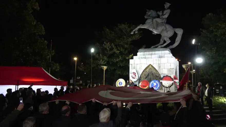 Samsun'da Atatürk Heykeli'nin önünde nöbet 5 Samsun'da Atatürk Heykeli'nin önünde nöbet 5