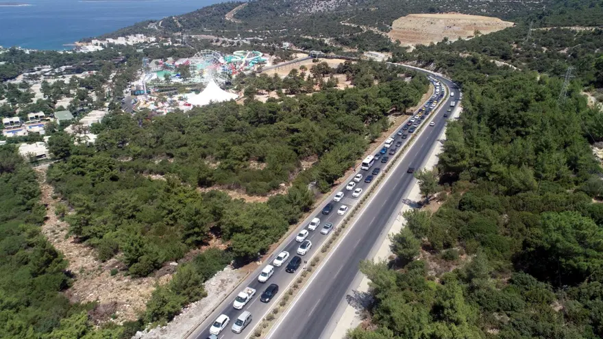 Bodrum'da hem sahiller hem yollar doldu 11 Bodrum'da hem sahiller hem yollar doldu 11
