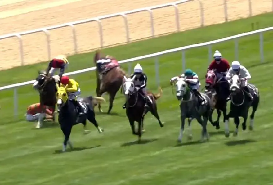 Ankara'da hipodromda atlar çarpıştı: 2 jokey yaralandı 1 Ankara'da hipodromda atlar çarpıştı: 2 jokey yaralandı 1