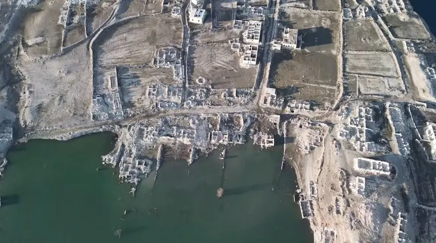 Su seviyesi düştü, eski köy ortaya çıktı 1