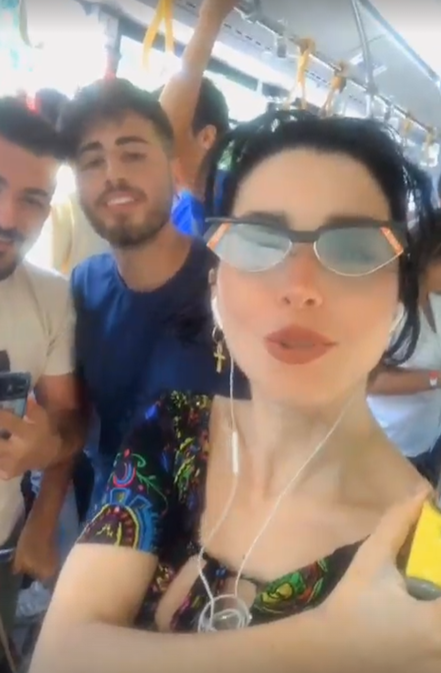 Oyuncu Merve Boluğur otobüste (Toplu taşıma kullanan ünlüler) 