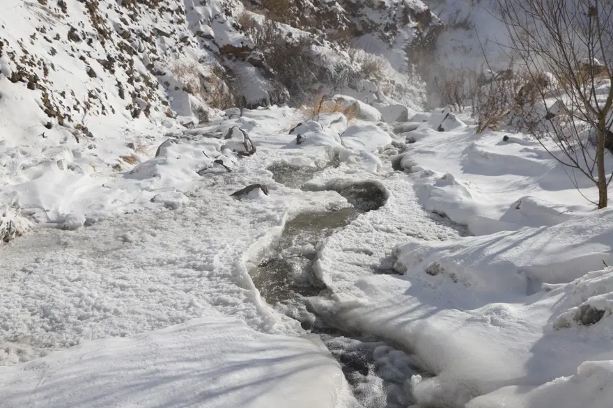 Kars'ta Susuz Şelalesi kısmen dondu 17 Kars'ta Susuz Şelalesi kısmen dondu 17