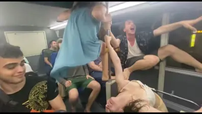 İETT otobüsünde yol boyunca dans ettiler