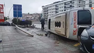 Direksiyon hakimiyetini kaybeden minibüs dehşet saçtı