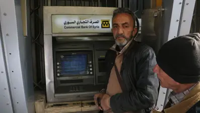 Rejim devrildi, maaşları yattı: Suriyeliler ATM'lere akın etti