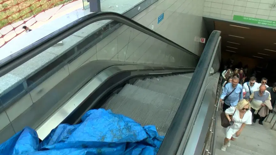 Ünalan metrosunda yürüyen merdivenin basamağı kırıldı: Yoğunluk oluştu 4