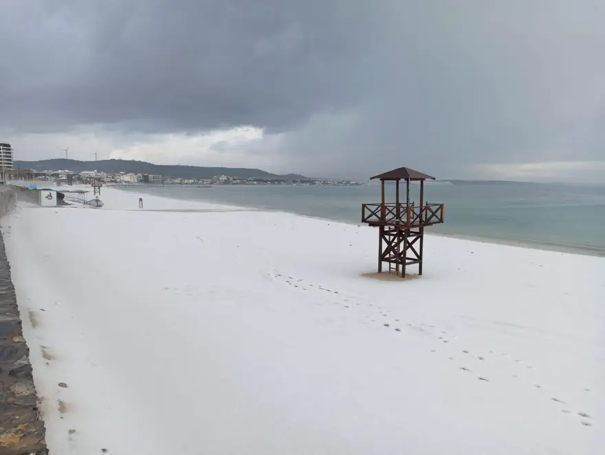 Dolunun etkili olduğu Çeşme'de plajlar beyaza büründü 3