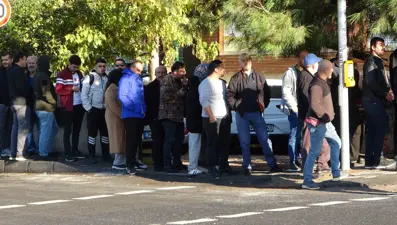 Metrelerce kuyruk oldu: 100 liraya alabilmek için saatlerce beklediler