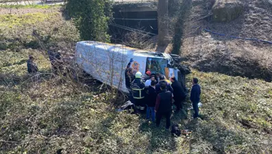 Çocuk sporcuları taşıyan minibüs araziye uçtu: 7 yaralı