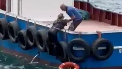 Kartal'da vapurdan denize düşen kadını balıkçılar kurtardı