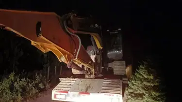 Mersin'de kepçeyle kaçak kazı yapan 2 şüpheli suçüstü yakalandı