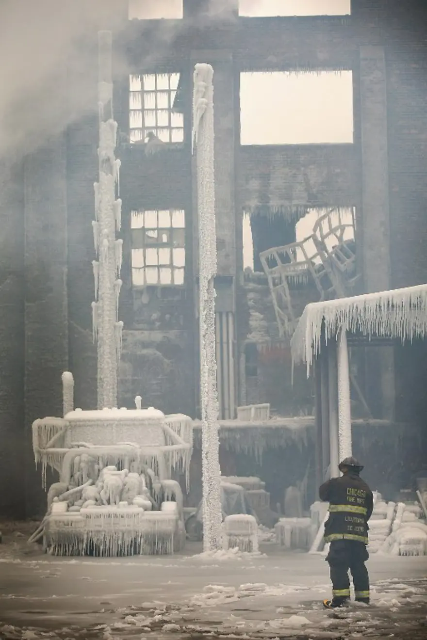 İtfaiyenin buzla mücadelesi 11