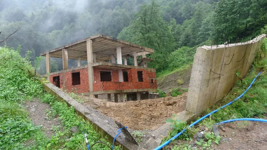 Rize'de 3 katlı bina heyelanda sürüklendi 13 Rize'de 3 katlı bina heyelanda sürüklendi 13