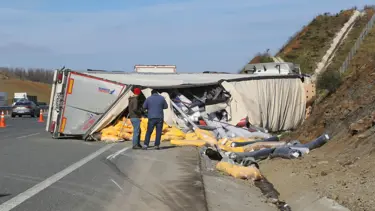 Kuzey Çevre Otoyolu'nda kumaş yüklü TIR devrildi