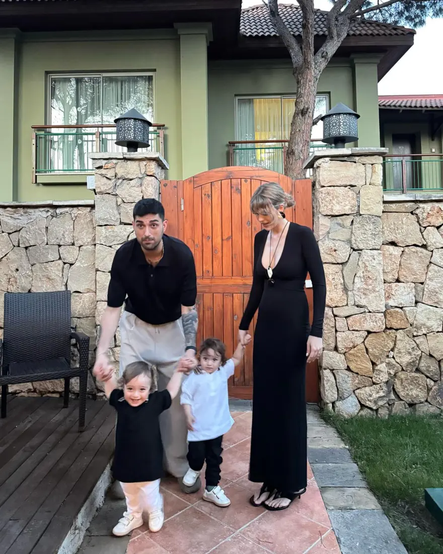 Yasemin Şefkatli ve İdo Tatlıses ikiz oğullarıyla tatilde 1