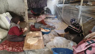 İmece usulü yufka mesaisi başladı: Aile bütçesine katkı sağlıyorlar