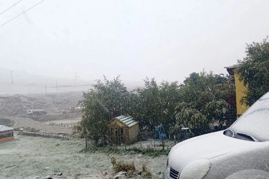 Hava soğudu, gece kar yağdı: Beyaz örtüyle kaplandı 3 Hava soğudu, gece kar yağdı: Beyaz örtüyle kaplandı 3