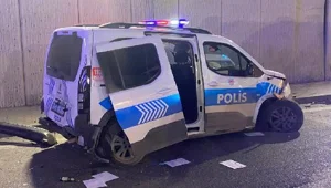 Maltepe'de hafriyat kamyonu polis aracına çarptı: 9 yaralı Maltepe'de hafriyat kamyonu polis aracına çarptı: 9 yaralı