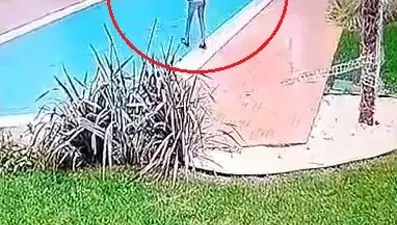 Kestirmeden gitmeye çalışan kurye, lüks sitedeki havuza düştü