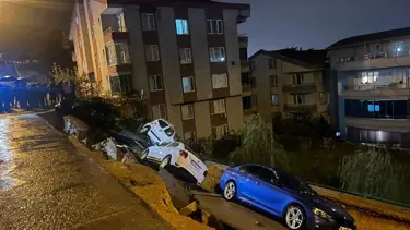 Bursa'da sağanak nedeniyle istinat duvarı çöktü: 4 araç çukura düştü