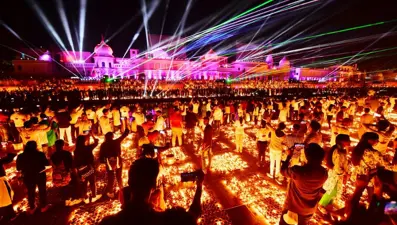 Hindistan, Covid-19 salgınının gölgesinde ışık festivalini kutluyor