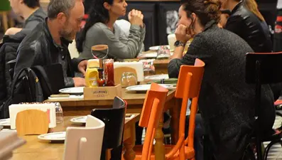 Tülin Özen ile Tansu Biçer yemekte