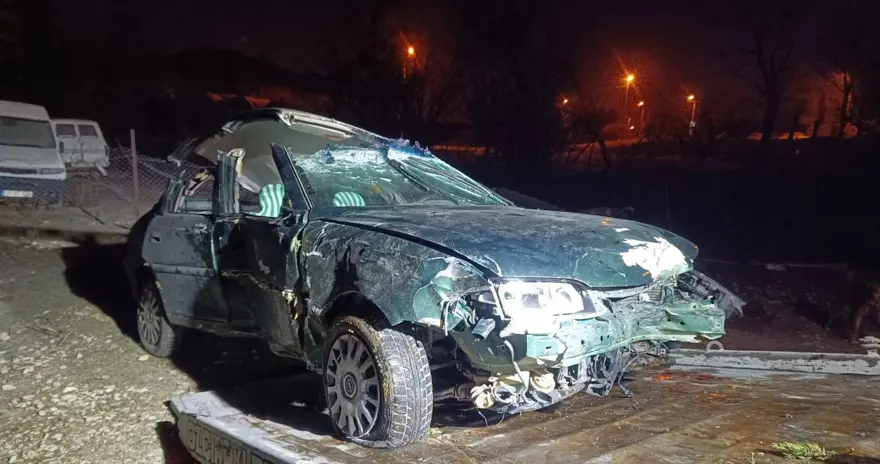 Refüjdeki ağaçlara çarpıp hurdaya dönen otomobilin sürücüsü hayatını kaybetti 
