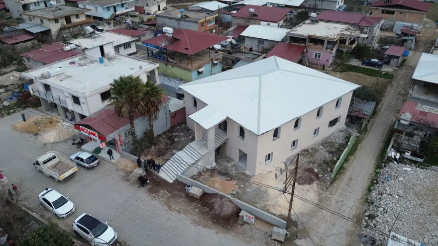 Depremin yıktığı mahallede camiler minaresiz kaldı: Vatandaş yardım bekliyor 