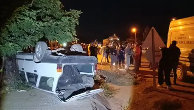 Devrilen otomobildeki çifti ölüm ayırdı