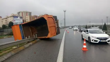 İstanbul'da hafriyat kamyonu devrildi