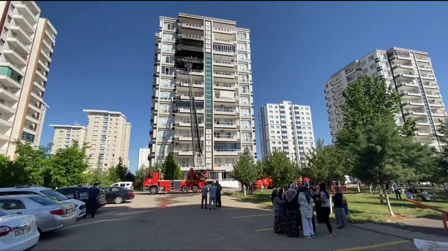 Diyarbakır'da 12 katlı binada yangın 7