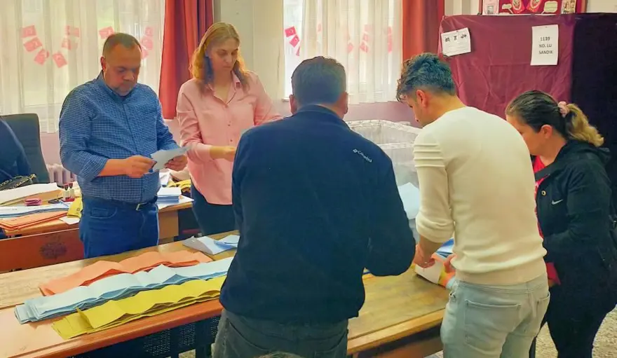 Bir mahallede oylar kayboldu, diğerinde çöpe atıldı: 2noktada seçim yenilenecek 4