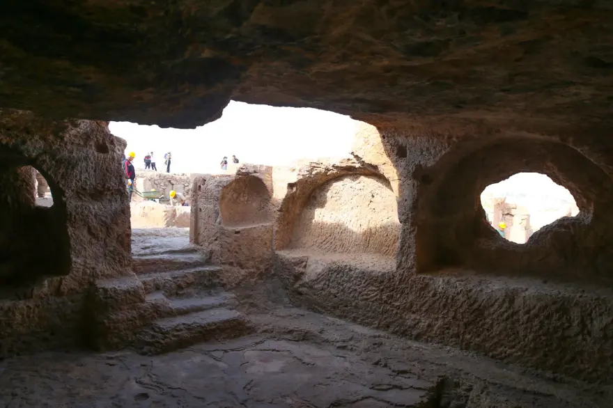 Diyarbakır'daki Zerzevan Kalesi'nde 1900 yıllık Mithras Tapınağı'nın anıtsal kapısına ulaşıldı 1