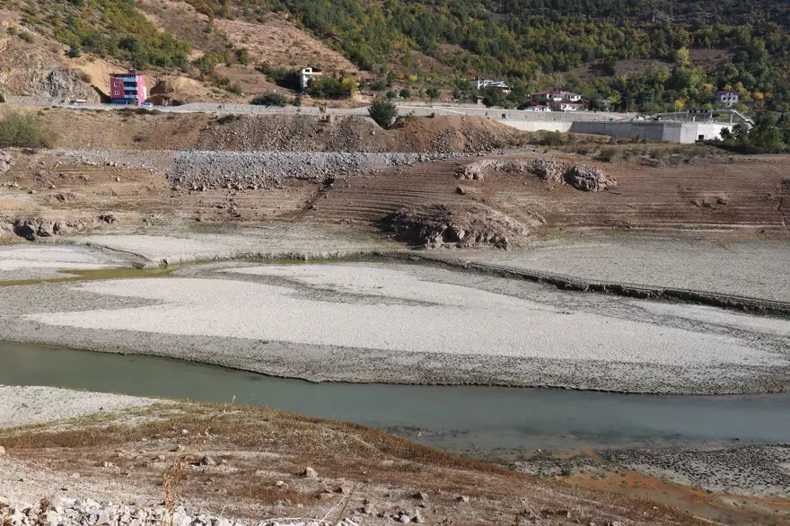 Torul Barajı'nda su seviyesi 40 metre çekildi 1 Torul Barajı'nda su seviyesi 40 metre çekildi 1