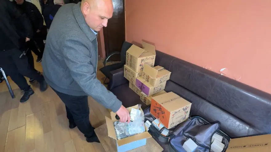 Büro, sahte ürün deposu çıktı: İçinde yok yok... 1