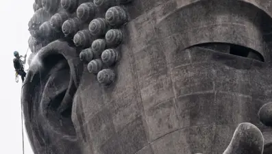 Dünyanın en yüksek bronz heykelinde temizlik: Buda kirlerinden arındı