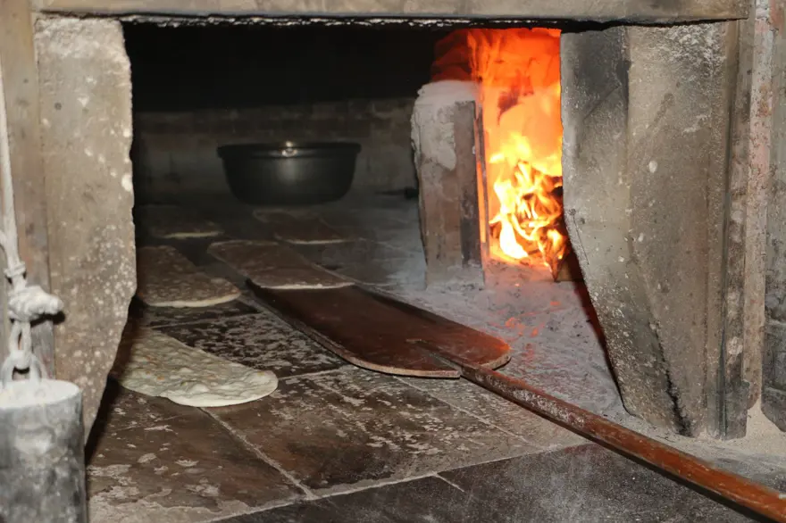 45 derecelik sıcakta zorlu mesai: 250 derecelik fırınların önünde üretiyorlar 4 45 derecelik sıcakta zorlu mesai: 250 derecelik fırınların önünde üretiyorlar 4