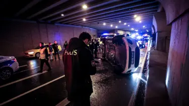 İstanbul'da taksi kovalayan polis aracı devrildi: 2 polis yaralı