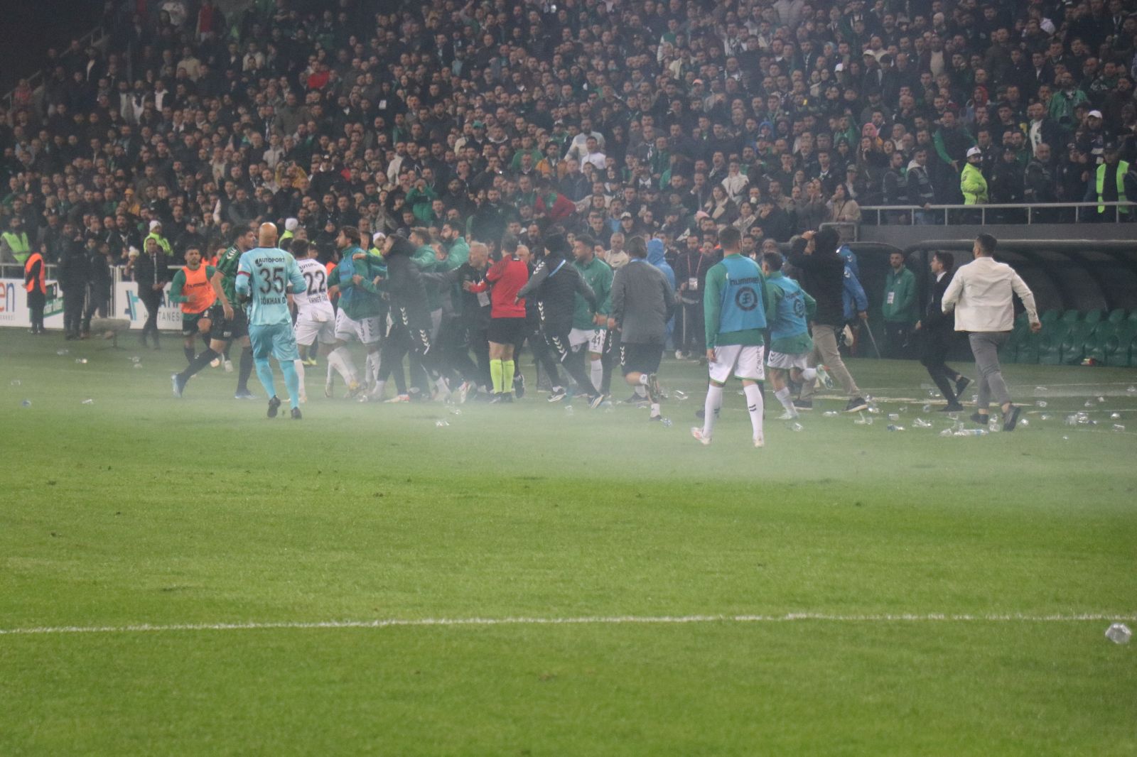 Sakaryaspor-Kocaelispor maçında ortalık karıştı, maç 15 dakika uzadı
