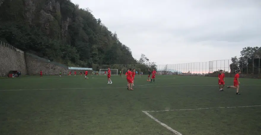 Trabzon’da amatör maç öncesi sahaya kaya düştü 3