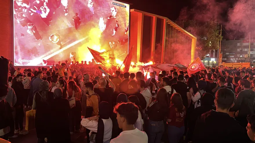 Galatasaray taraftarı sokağa döküldü 23 Galatasaray taraftarı sokağa döküldü 23
