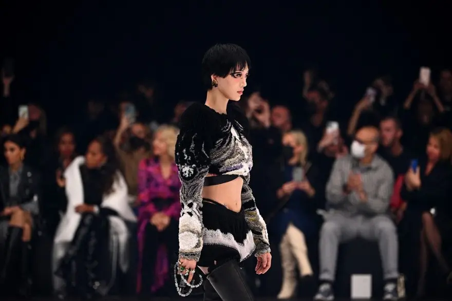 Givenchy'nin kolyesi tartışmaya neden oldu 11 Givenchy'nin kolyesi tartışmaya neden oldu 11