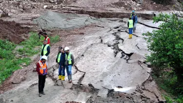 Bartın'da 17 köye ulaşım sağlan yol heyelanda çöktü