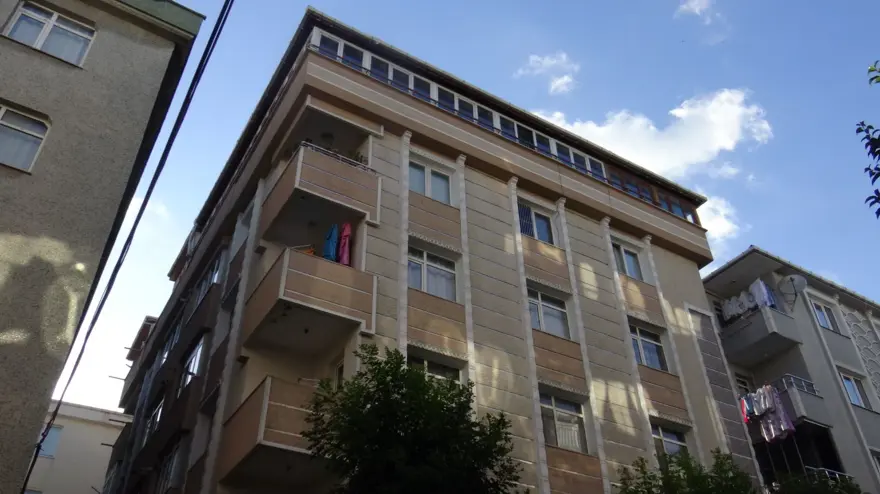 Avcılar'daki 5 katlı binada tedirgin eden görüntü! "Kolonlardaki çatlağı sıvayla kapattılar, durumu görmezden geliyorlar" 1