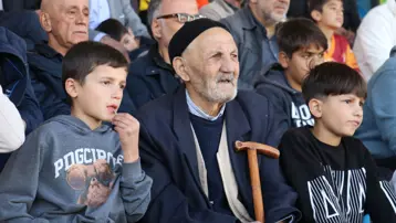 85'lik Selahattin dedenin futbol tutkusu: Kulübün en yaşlı taraftarı, her maça gidiyor
