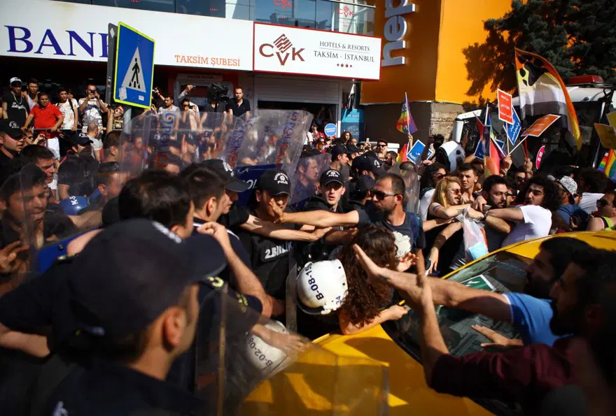 Taksim'deki LGBT Onur Yürüyüşü'ne polis müdahalesi 2